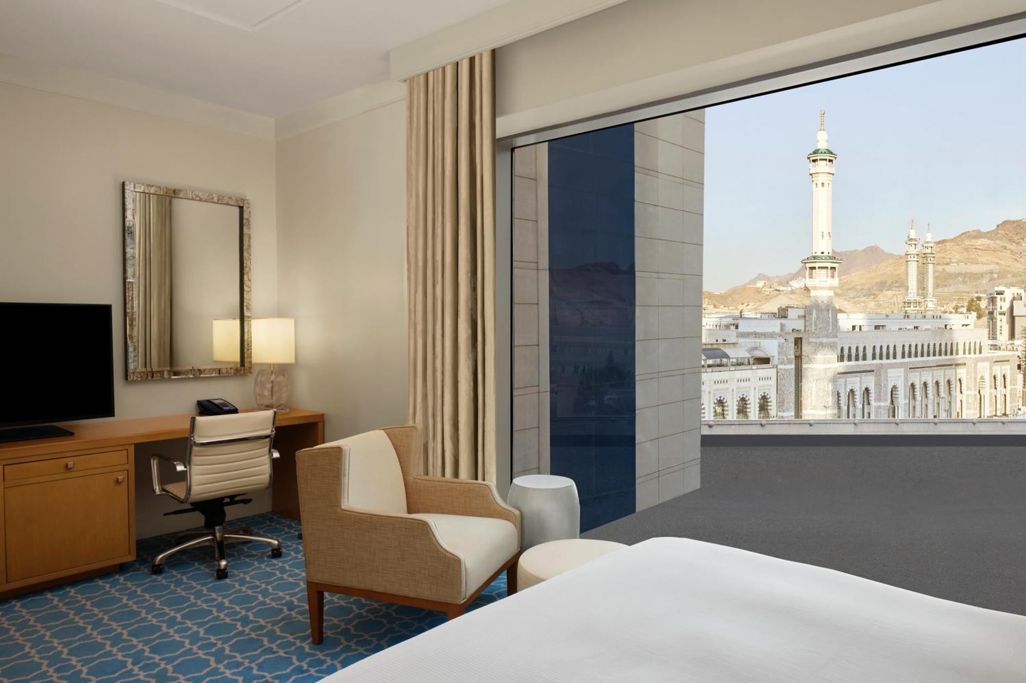 Hilton Hotel & Convention Jabal Omar Makkah Мека Екстериор снимка A view of the Sana'a skyline from a room at the Ritz-Carlton Riyadh
